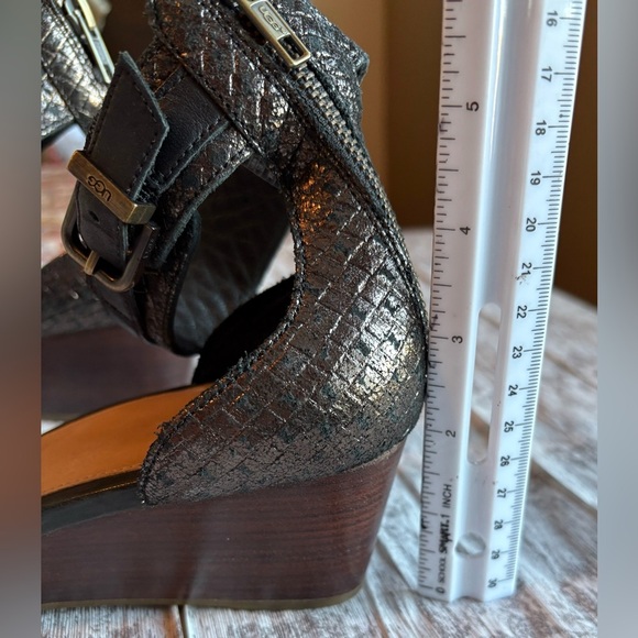 Preloved UGG Women's Char Black Metallic Wedge Sandal Women's Size 10 - Picture 9 of 9